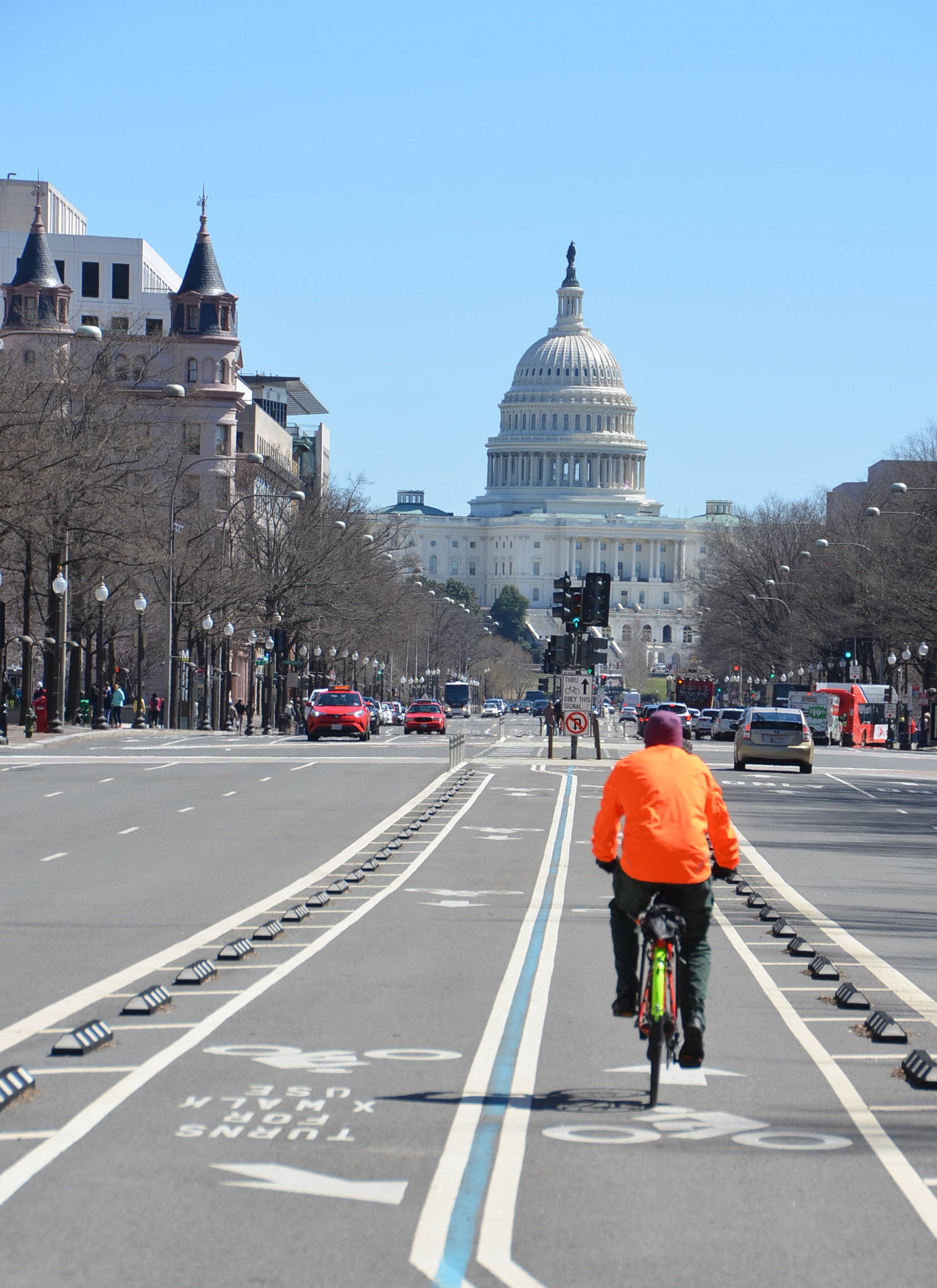 ¿Por qué los carriles bici están situados a la izquierda?