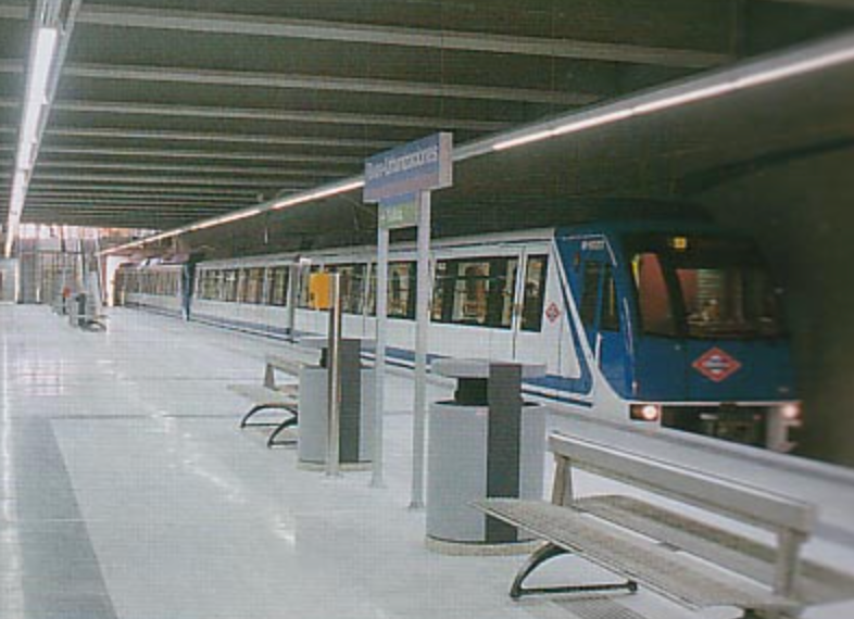 Convoi completo, con 6 coches, entrando en la estación de Rivas Urbanizaciones.